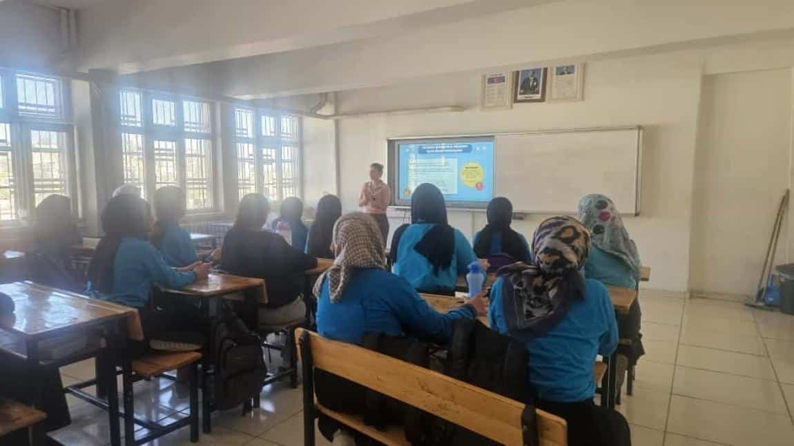 8.SINIF ÖĞRENCİLERİMİZE LGS TANITIM SEMİNERİ VERİLDİ